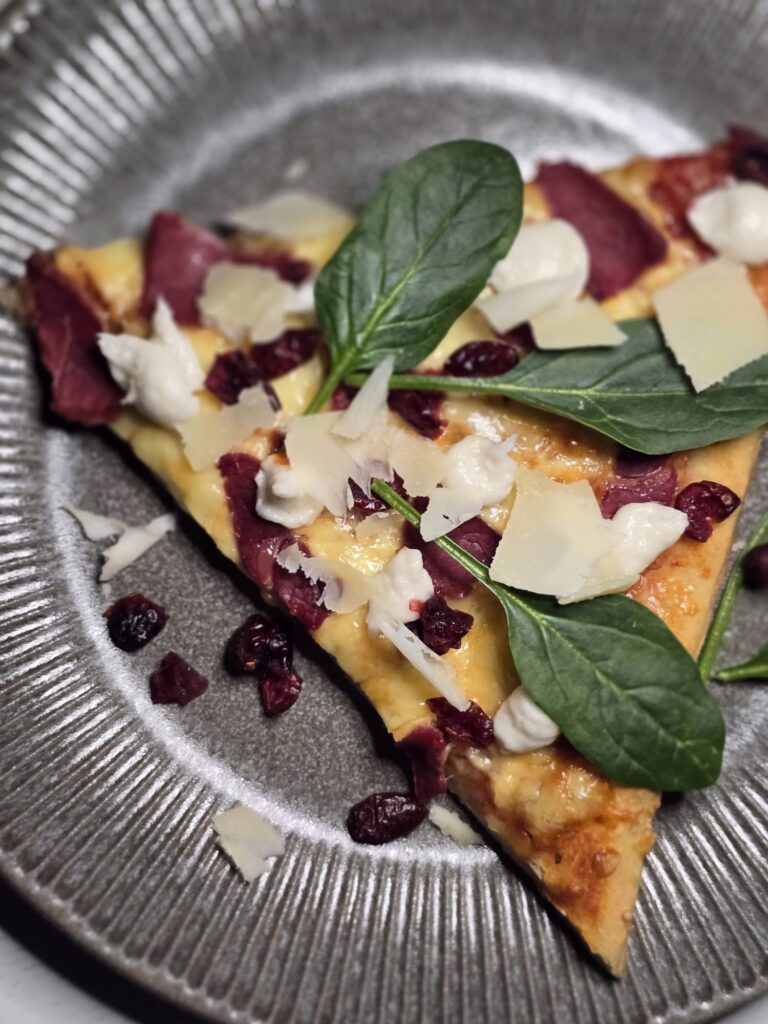 Pizza med rökt hjort, pepparrot och tranbär